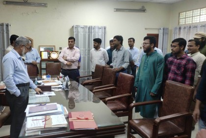 পদোন্নতির দাবিতে রুয়েটে অর্ধশত শিক্ষকদের অবস্থান