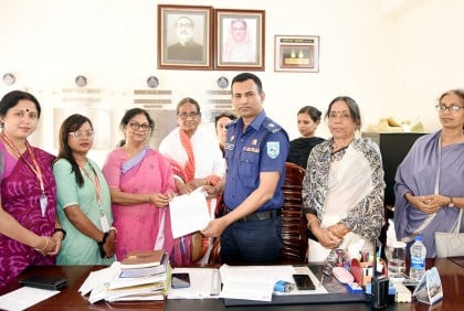 স্কুলছাত্রীকে উত্যক্তের প্রতিবাদে মহিলা পরিষদের স্মারকলিপি 