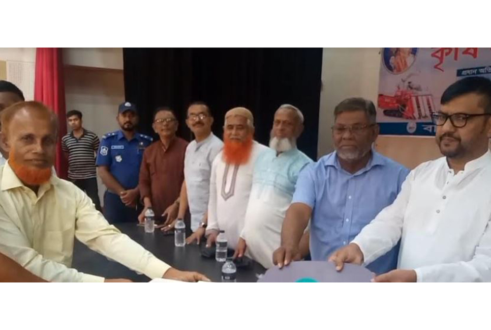 ভোলায় কৃষি যন্ত্রপাতি বিতরণ

