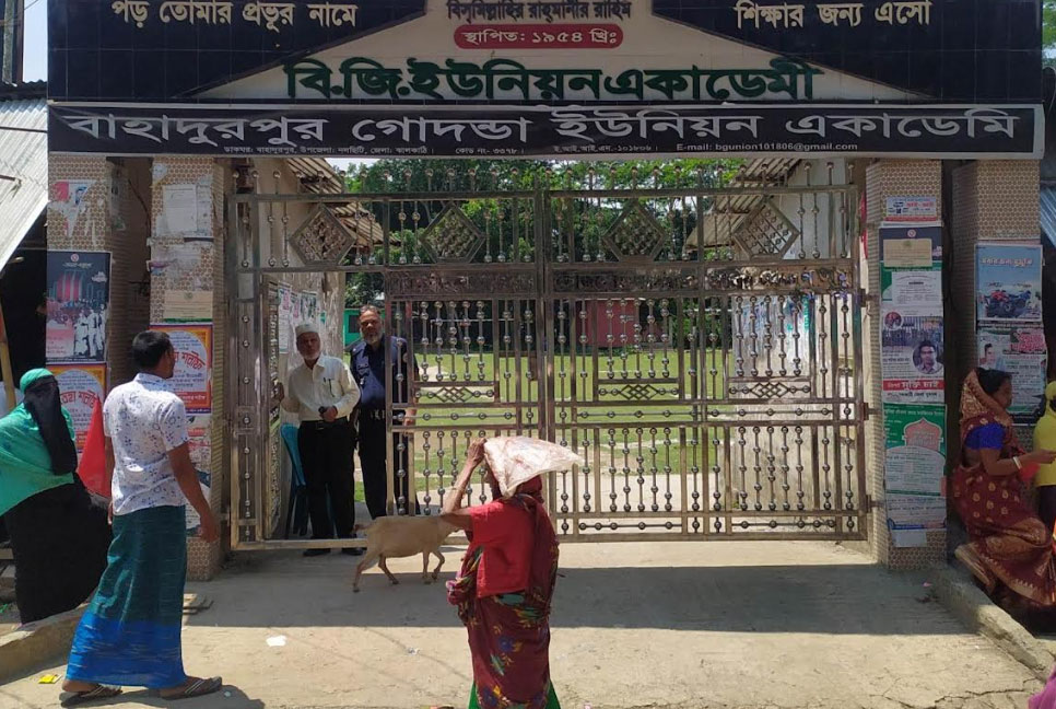 নলছিটিতে নকলে বাধা দেওয়ায় শিক্ষককে লাঞ্ছিতের অভিযোগ