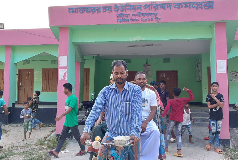 জীবিকা নির্বাহে রিক্সা চালান জনপ্রতিনিধি মাইকেল ঢালী!