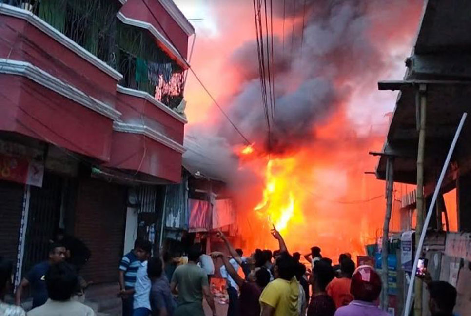 পটুয়াখালীতে আগুনে অর্ধশত দোকান ও বসতবাড়ি ভস্মীভূত 
