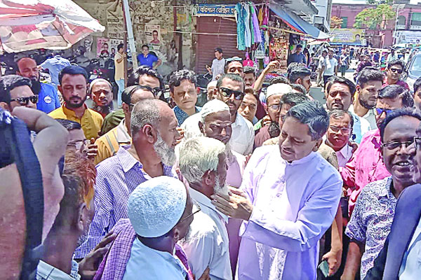 বরিশালে নৌকার প্রার্থীর গণসংযোগ