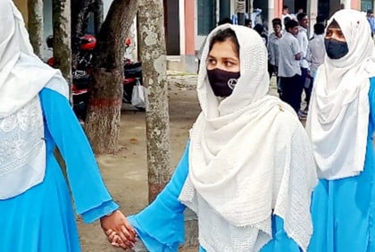 বাবার মরদেহ বাড়িতে রেখে পরীক্ষা দিলেন লাবিবা