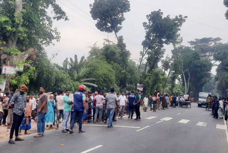 আওয়ামী লীগ নেতাকে পুকুরে ফেলে দেওয়ার ঘটনায় সড়ক অবরোধ 

