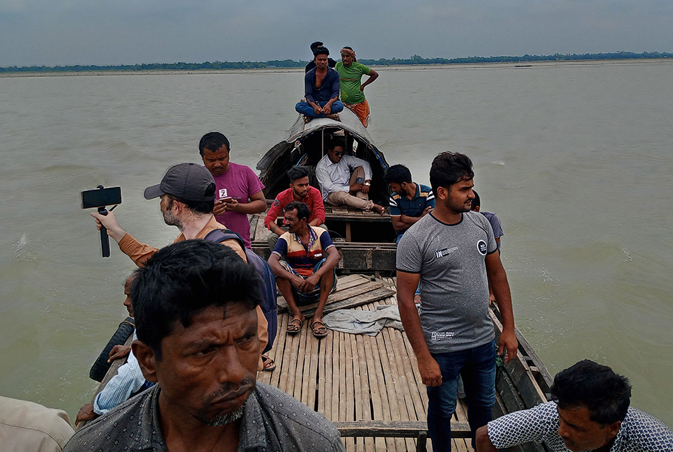 ঝুঁকি নিয়ে পদ্মায় নিখোঁজ দুলালকে খুঁজছেন স্বজনরা