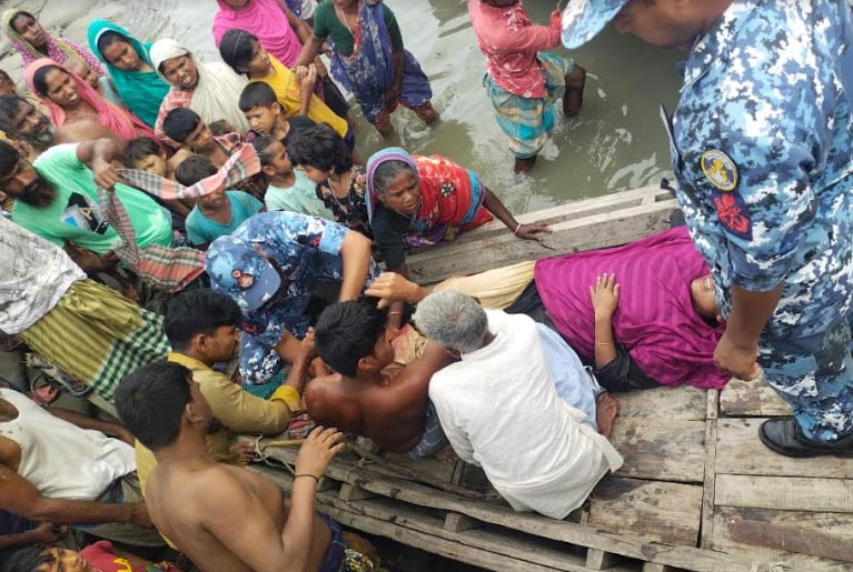 চলন্ত লঞ্চ থেকে পড়ার ১০ ঘণ্টা পর নারীকে জীবিত উদ্ধার