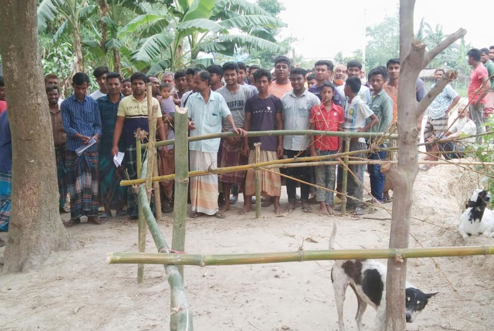 
জয়পুরহাটে শত বছরের পুরনো রাস্তায় বাঁশের বেড়া!