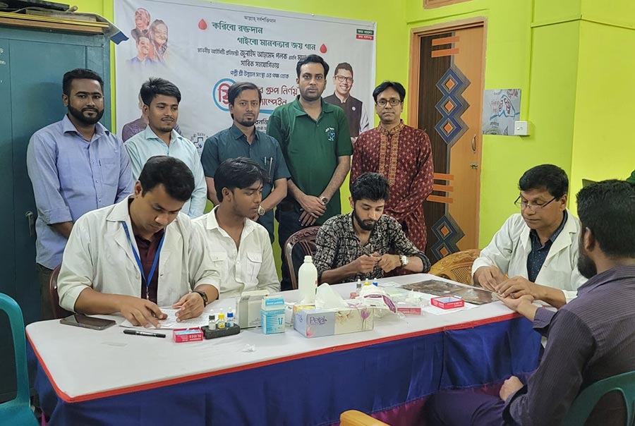 নাটোরের সিংড়ায় রক্তের গ্রুপ নির্ণয় ক্যাম্পেইন