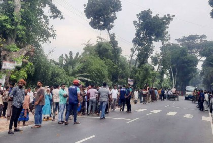 আওয়ামী লীগ নেতাকে পুকুরে ফেলে দেওয়ার ঘটনায় সড়ক অবরোধ 

