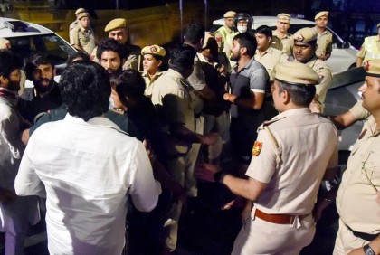 মধ্যরাতে হুলস্থুল কাণ্ড দিল্লিতে 

