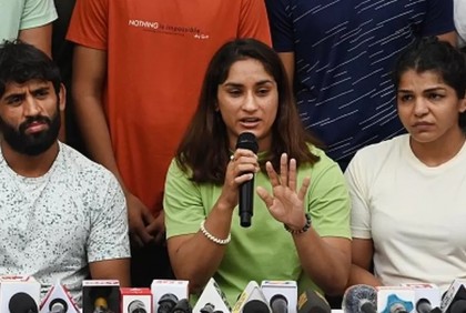 পুলিশি হামলার অভিযোগ যৌন হয়রানির প্রতিবাদে নামা রেসলারদের