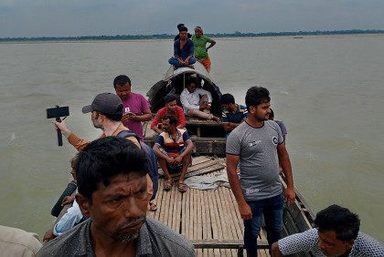 ঝুঁকি নিয়ে পদ্মায় নিখোঁজ দুলালকে খুঁজছেন স্বজনরা