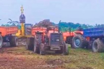 নাটোরে অবাধে চলছে ফসলি জমি থেকে মাটি উত্তোলন