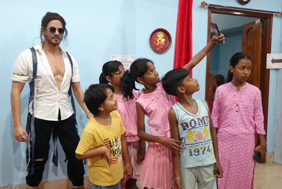আসানসোলে শাহরুখ খান! একনজর দেখতে ভিড়