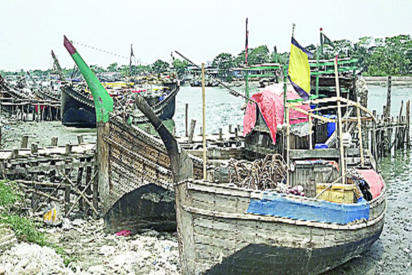 শূন্য হাতে ফিরছে জেলেরা