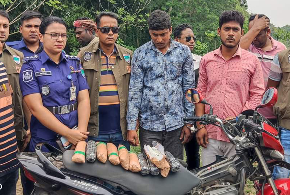 চুয়াডাঙ্গায় ১১ কেজি রুপার গহনাসহ আটক ২