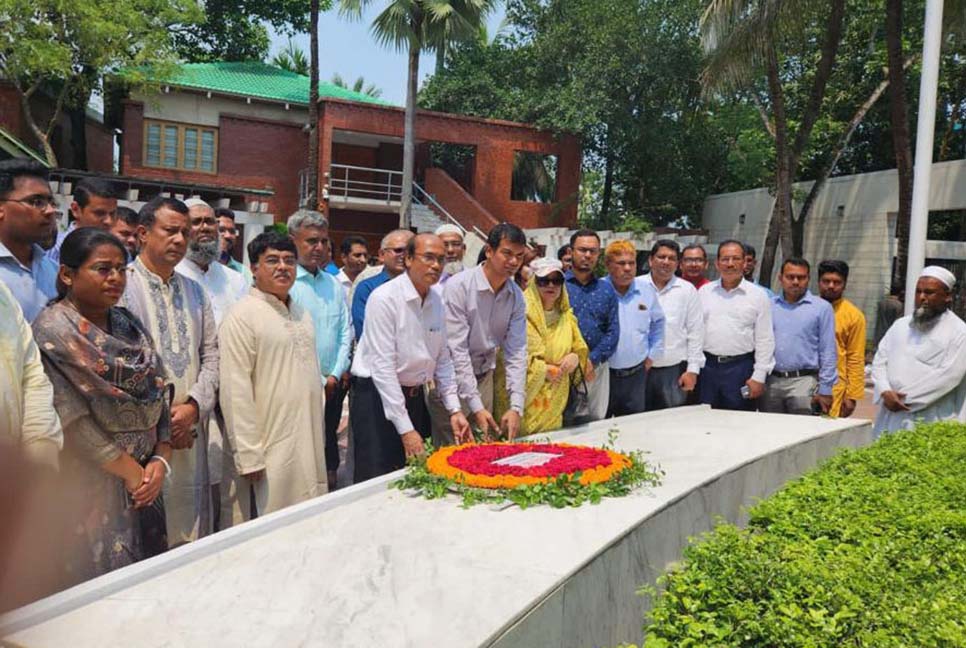 জাতির পিতার সমাধিতে ইইডি ইঞ্জিনিয়ার্স এসোসিয়েশনের শ্রদ্ধা

