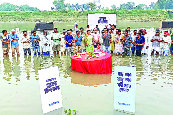 হাঁটুজলে দাঁড়িয়ে ব্রহ্মপুত্র বাঁচানোর আকুতি