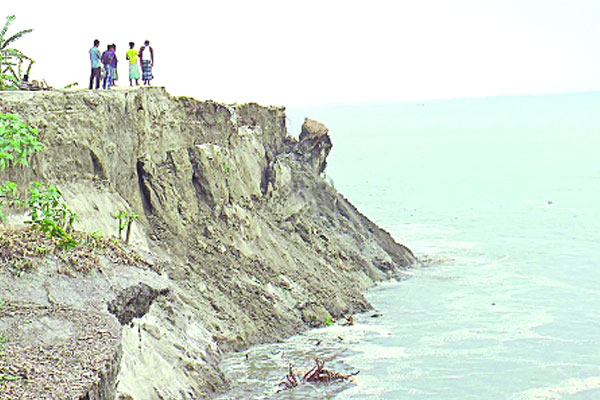 যমুনায় অসময়ে ভাঙনে আতঙ্ক