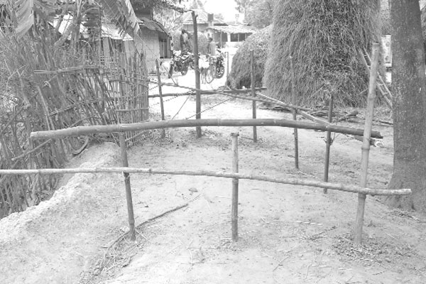 শত বছরের রাস্তায় বেড়া