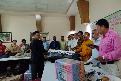 খাগড়াছড়িতে সেলাই মেশিন ও বাদ্যযন্ত্র বিতরণ