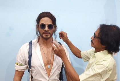 শাহরুখের ‘জীবন্ত’ মূর্তি দেখতে আসানসোলে ভিড়