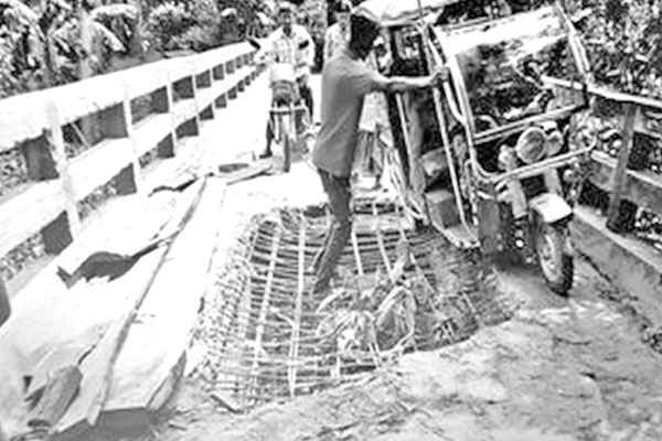 সেতু ধসে চলাচলে ভোগান্তি