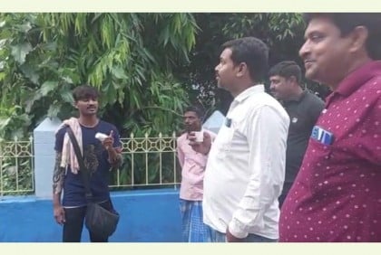 র‍্যাপ গান গেয়ে চা বিক্রি করছেন বারাসাতের যুবক