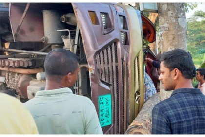 যাত্রীবাহী বাস উল্টে আহত ২০