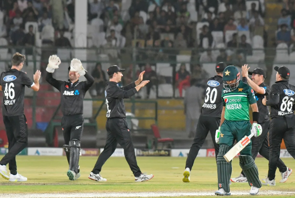 হোয়াইটওয়াশ এড়াল নিউজিল্যান্ড, চূড়া থেকে নামল পাকিস্তান