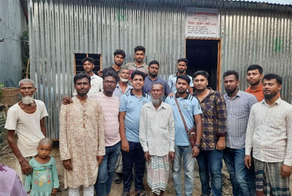 মাদারীপুরে যুবকদের উদ্যোগে দরিদ্র পরিবারকে ঘর ও টিউবওয়েল প্রদান