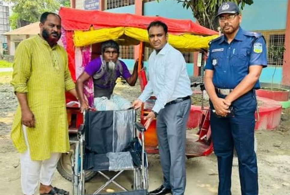 ফুলপুরে প্রতিবন্ধীর মাঝে হুইল চেয়ার বিতরণ 