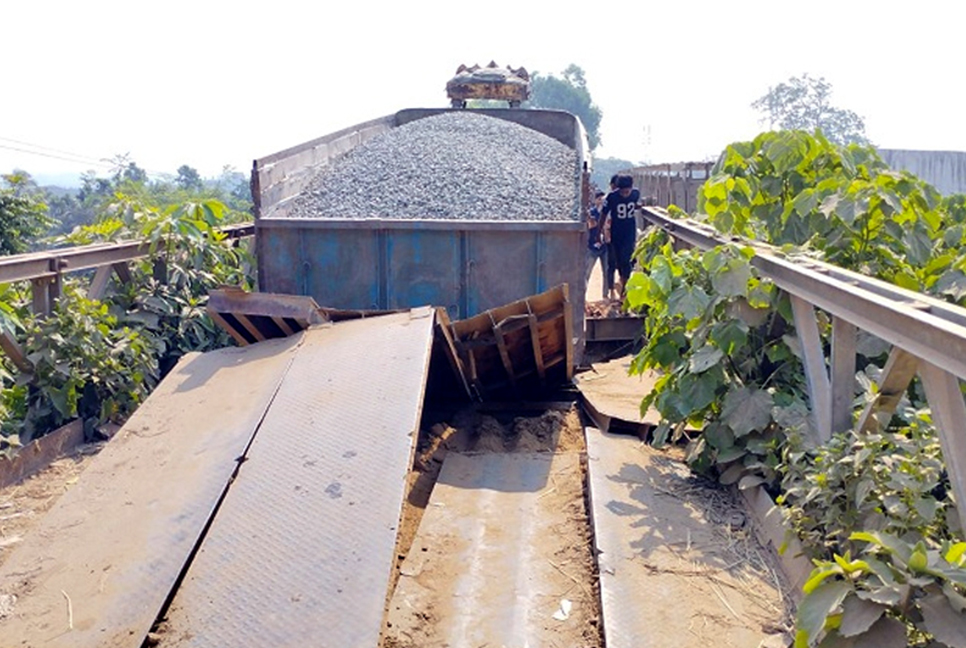 বাঘাইছড়িতে সেতু ভেঙে ট্রাক খাদে, যান চলাচল বন্ধ