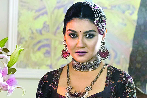 ‘অর্ধাঙ্গিনী’ হয়ে আসছেন জয়া