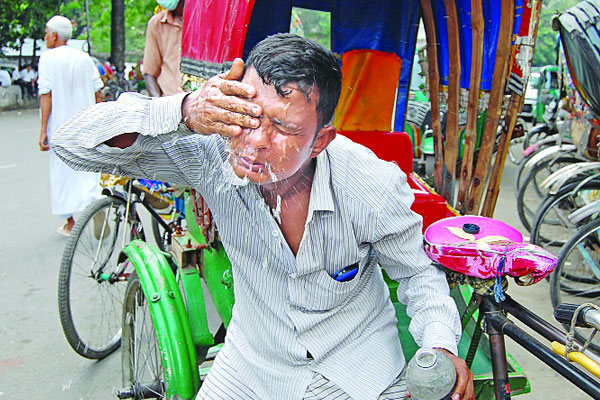প্রচণ্ড রোদে দিশাহারা শ্রমজীবী মানুষ