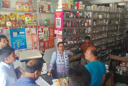 টুঙ্গিপাড়ায় মেয়াদোত্তীর্ণ ওষুধ রাখায় দুই ফার্মেসিকে জরিমানা 
