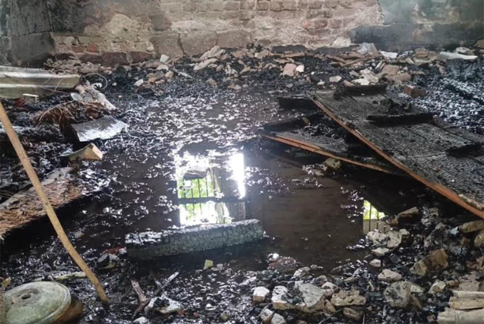 গুরুদাসপুরে কৃষকের ৫ ঘর পুড়ে ছাই