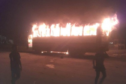 সাইনবোর্ডে যাত্রীবাহী বাসে রহস্যজনক আগুন