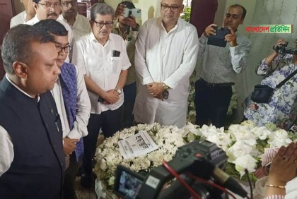 সমরেশ মজুমদারকে শেষ শ্রদ্ধা জানাতে মানুষের ঢল 