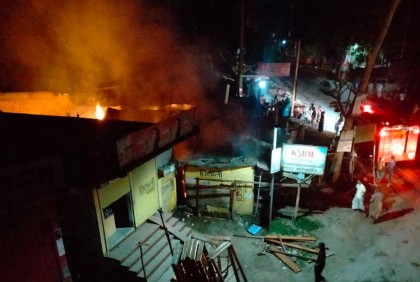 বাগেরহাটে আগুনে পুড়ে ছাই পাঁচ দোকান 