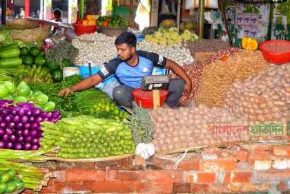 চড়া দামে বিক্রি হচ্ছে সবজি