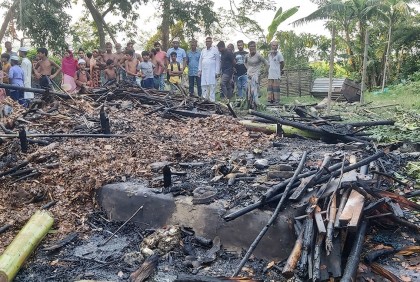 চরভদ্রাসনে অগ্নিকাণ্ডে তিন ঘর ভস্মীভূত