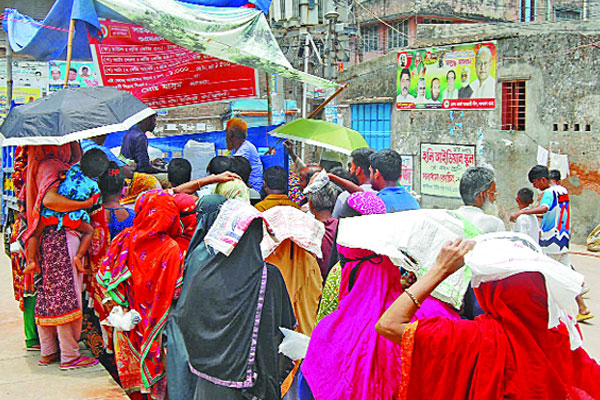 ওএমএস ট্রাকসেলে ক্রেতাদের ভিড়