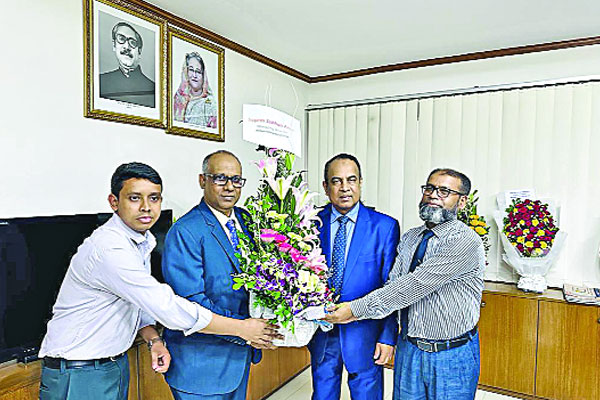 জনতা ব্যাংক লিমিটেডের নবনিযুক্ত এমডি ও সিইও মো. আবদুল জব্বারকে বসুন্ধরা গ্রুপের পক্ষ থেকে ফুল দিয়ে শুভেচ্ছা