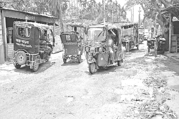 গর্তে ভরা ৫ কিলোমিটার