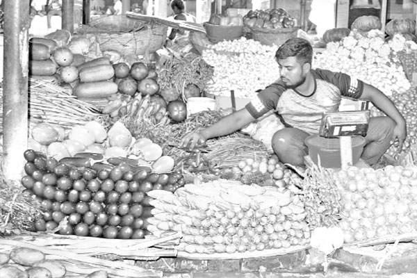 সবজির দামে হিমশিম ক্রেতা