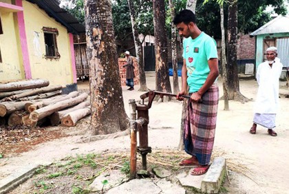 পানির স্তর নিচে নামায় টিউবওয়েলে পানি নেই, চরম ভোগান্তি