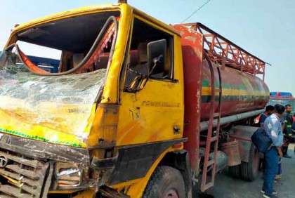 ট্রাক-অ্যাম্বুলেন্স মুখোমুখি সংঘর্ষে নবজাতকসহ নিহত ৩

