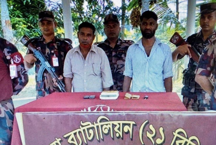 যশোরে দুই কেজি ৩০০ গ্রাম স্বর্ণসহ দুই পাচারকারী আটক